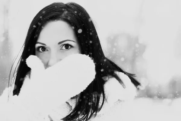 Hübsche Frau im Winter im Freien — Stockfoto