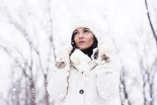 Mulher vestindo malhas na neve — Fotografia de Stock