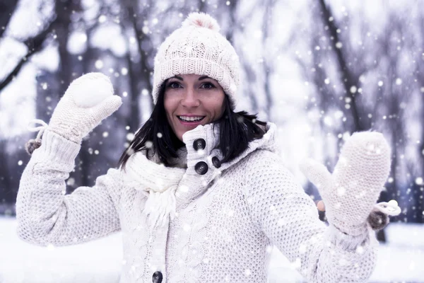 Jolie femme avec boule de neige — Photo