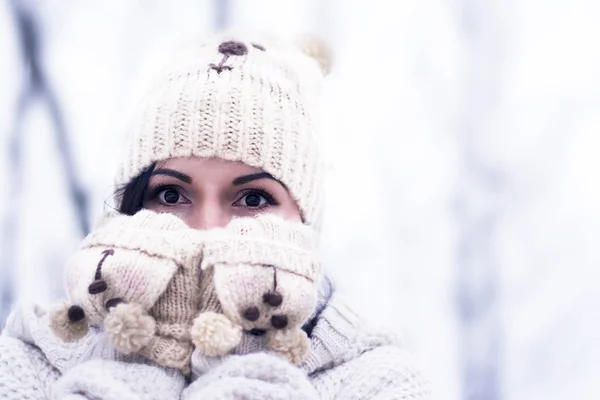 Jolie femme en plein air en hiver — Photo
