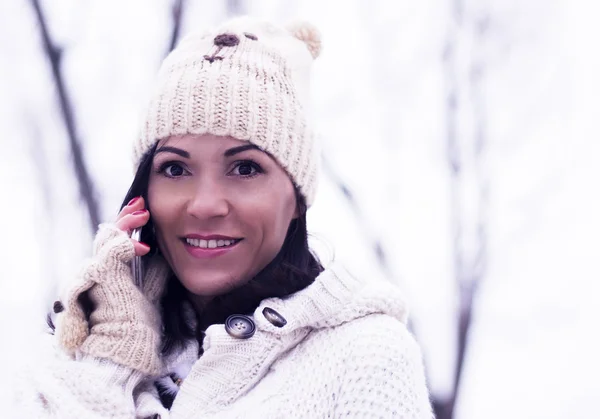 Mujer bonita en el teléfono al aire libre en invierno — Foto de Stock