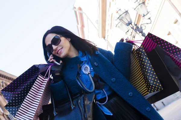 Donna che trasporta borse dopo lo shopping — Foto Stock