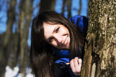 Kadın ağacın arkasına bakmak