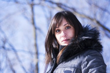 Karda poz bir kadın portresi