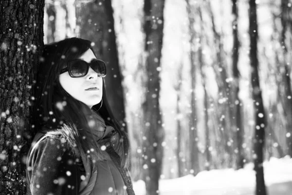 Kvinna i skogen poserar i snön — Stockfoto