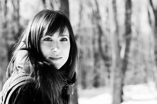 Portrait d'une femme posant dans la neige — Photo