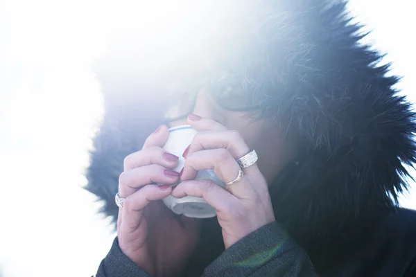 Kapşonlu ceket açık havada sıcak kahve içme kadın — Stok fotoğraf