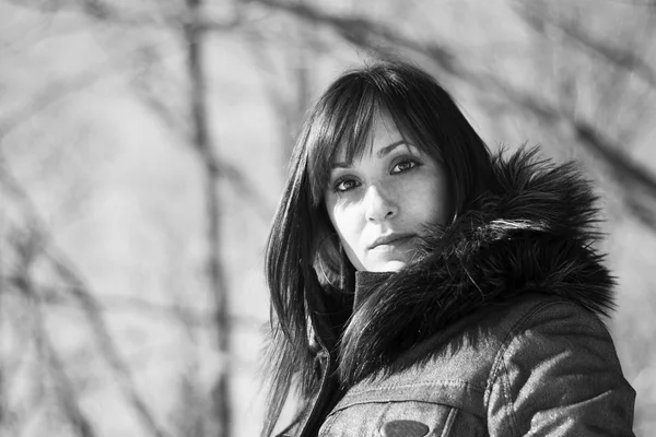 Retrato de una mujer en invierno en escala de grises — Foto de Stock