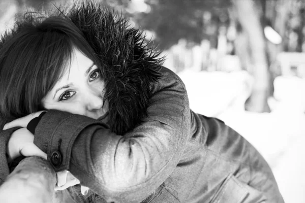 Portrait rapproché d'une femme posant dans la neige — Photo