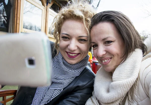 Hezká gril přátel dohromady s selfie — Stock fotografie