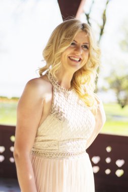 Gece elbisesi poz içinde sarışın kadın