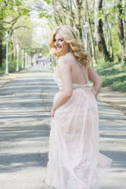 Gece elbisesi çalışan sarışın kadın