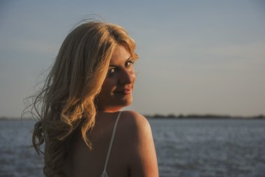 Günbatımı sarışın kadın