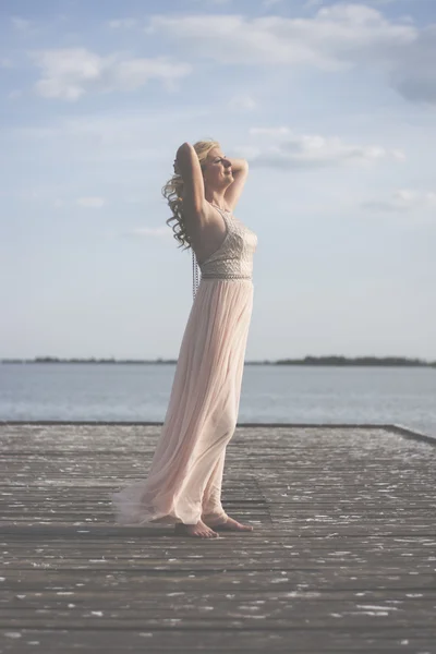 Femme blonde en robe de soirée au lac — Photo