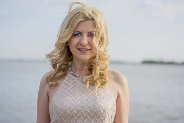 Blond woman in evening gown at lake — Stock Photo, Image