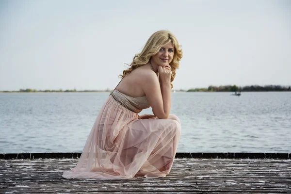 イブニング ドレスのポーズで金髪の女性 — ストック写真