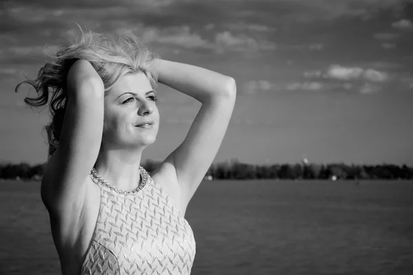 Blond woman in evening gown at lake — Stock Photo, Image