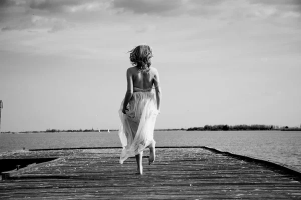 Blonde Frau im Abendkleid läuft — Stockfoto