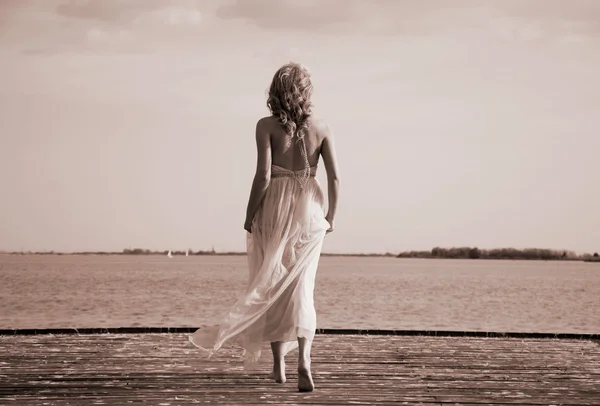 Mulher loira de vestido de noite correndo — Fotografia de Stock