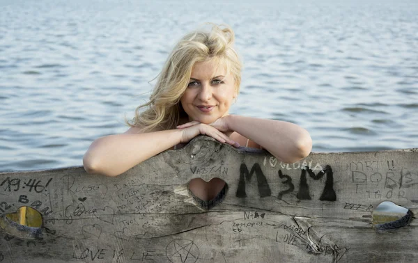 Blond woman posing at lake — Stock Photo, Image