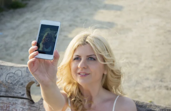 Szőke nő vesz Selfie — Stock Fotó
