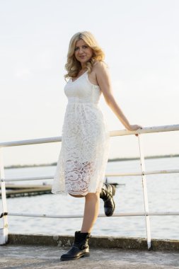 Günbatımı sarışın kadın