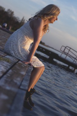 Günbatımı sarışın kadın