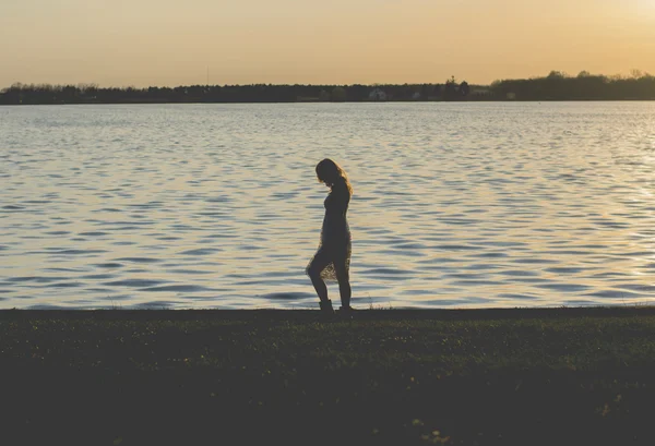 在湖边散步的金发女人 — 图库照片