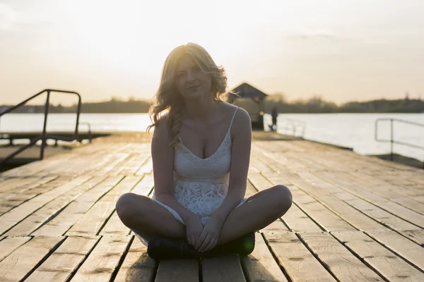 Femme blonde au coucher du soleil — Photo