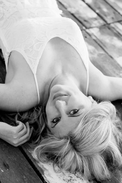 Блондинка лежить на палубі — стокове фото