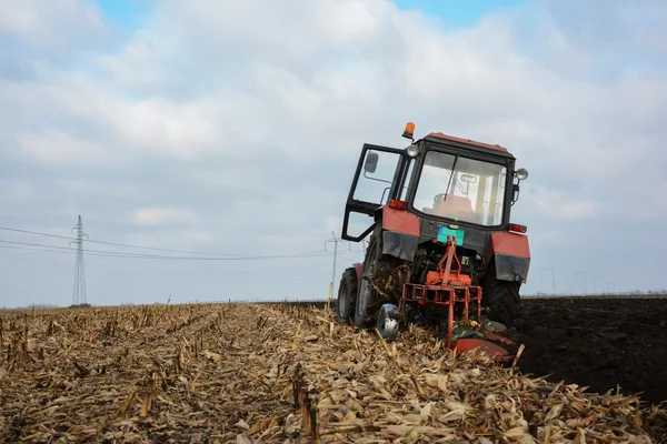 Tractor en el campo en medio de la labranza — Foto de Stock