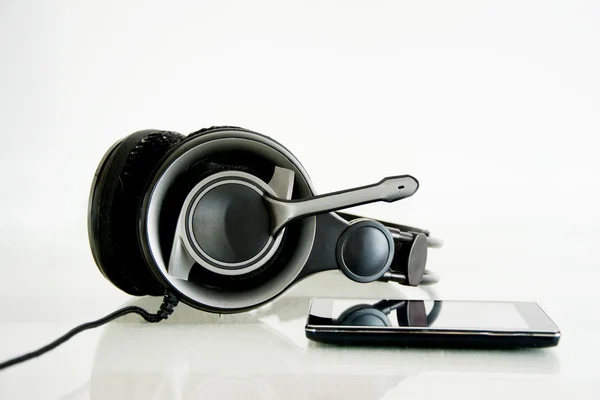 Ακουστικά και έξυπνο τηλέφωνο — Φωτογραφία Αρχείου