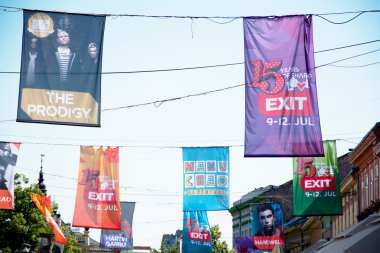 Çıkış Festivali 2015 yılında şehir merkezi Novi Sad bayrakları