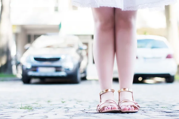 Vrouwelijke benen dragen sandalen — Stockfoto