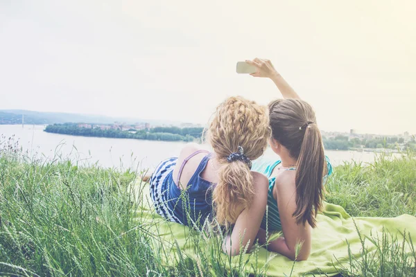 Two best girl friends taking selfie — Zdjęcie stockowe