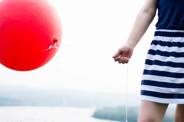 Mädchen mit rotem Luftballon — Stockfoto