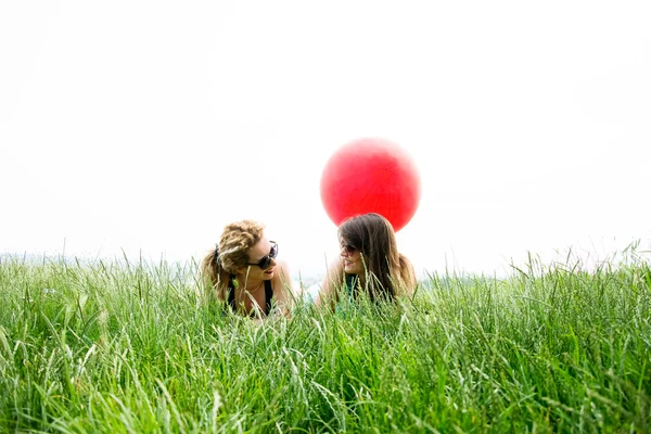 Due migliori amici ragazza posa sull'erba — Foto Stock