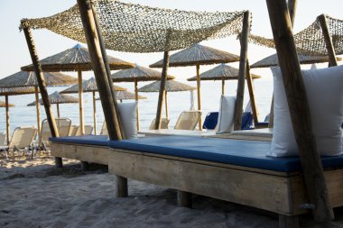 Gün batımında güzel tasarlanmış şezlong