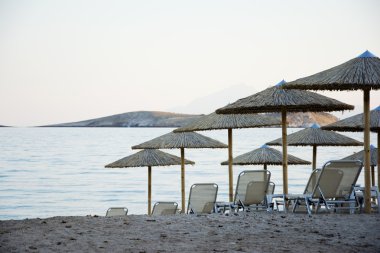 Şemsiye ve şezlong gün batımında