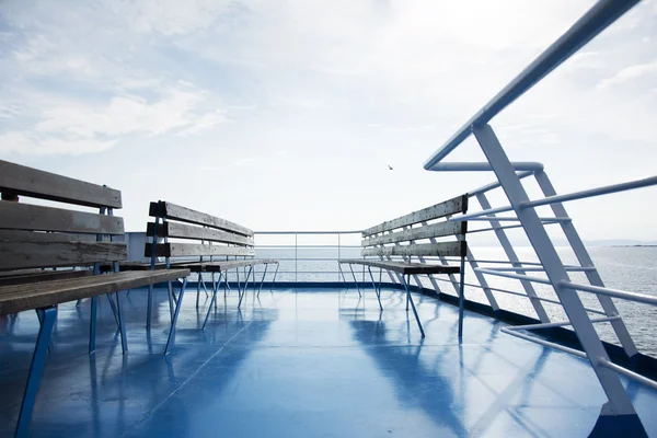 Banco de madeira em um barco de balsa — Fotografia de Stock