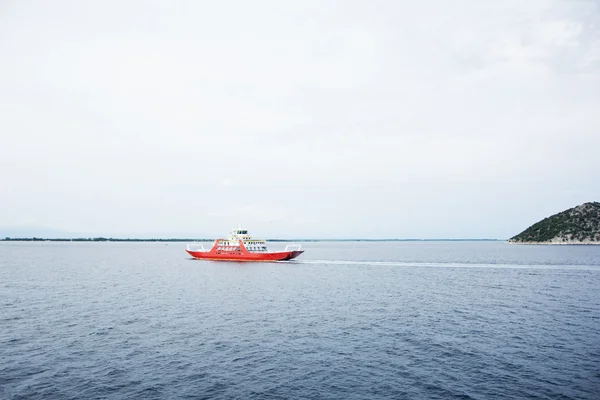 Barco de balsa no mar — Fotografia de Stock