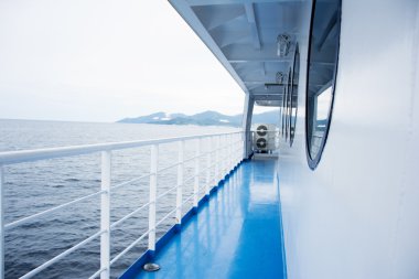 Mavi bir feribot tekne katta