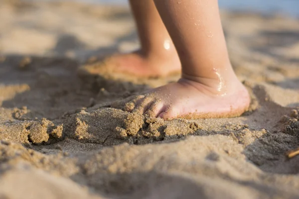 Bambino scalzo nella sabbia — Foto Stock