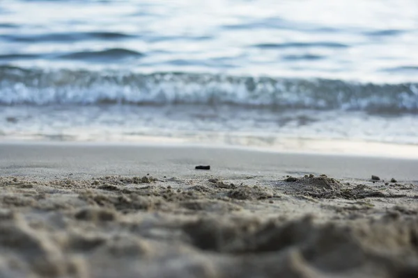 Praia de areia com ondas — Fotografia de Stock