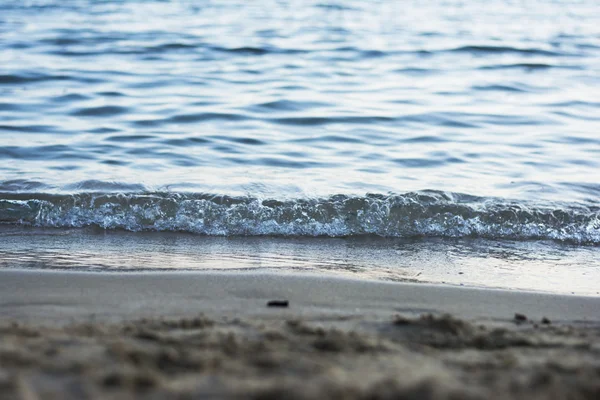Praia de areia com ondas — Fotografia de Stock