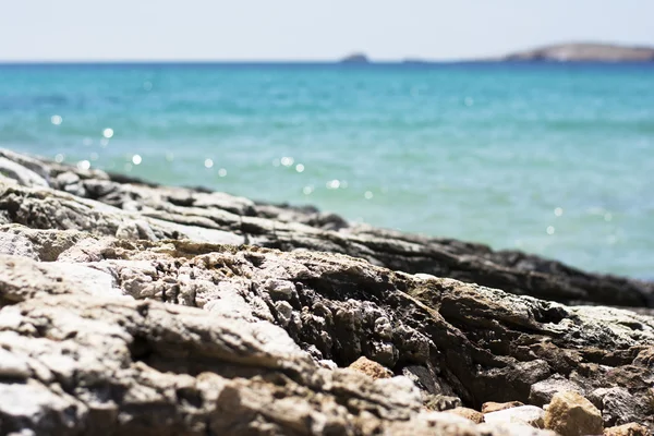 Rochas e mar azul — Fotografia de Stock