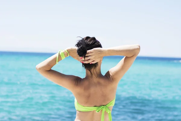 Jente på stranden – stockfoto