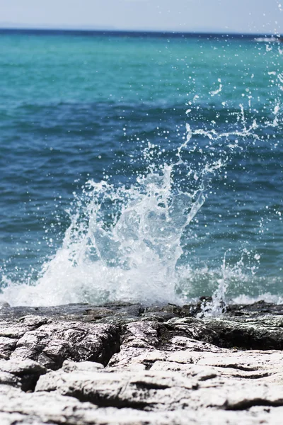 Rochas e mar azul — Fotografia de Stock