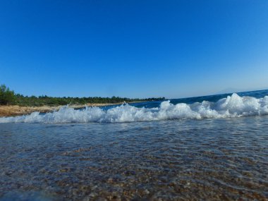 Gün batımında dalgalar ile sığ sularda