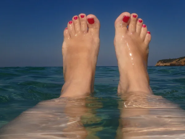 Mujer pies en el agua — Foto de Stock